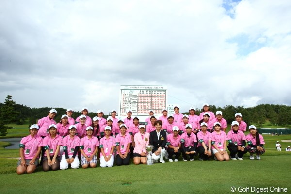 2012年 日本女子プロゴルフ選手権大会コニカミノルタ杯 最終日 有村智恵 ルーキー これだけ大勢の人達の目線がほとんどこっちに来てるのがスゴイでしょ。