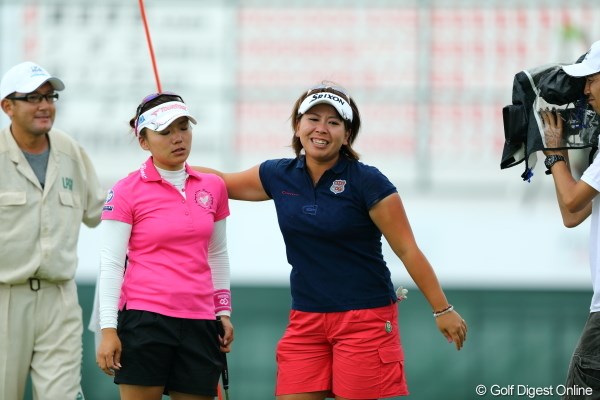 2012年 日本女子プロゴルフ選手権大会コニカミノルタ杯 最終日 有村智恵 吉田弓美子 完全に逆に見えますけど、勝ったのは有村プロ。吉田プロは自分のことのように感動して泣いちゃいました。