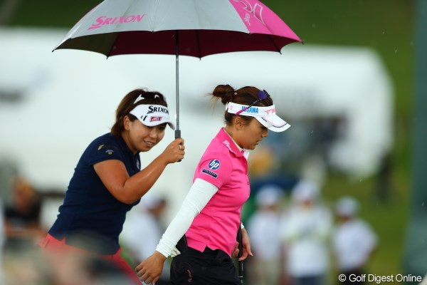 2012年 日本女子プロゴルフ選手権大会コニカミノルタ杯 最終日 有村智恵 吉田弓美子 先輩！よかったら傘入っていきませんかー？
