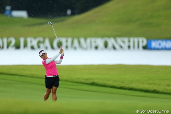 2012年 日本女子プロゴルフ選手権大会コニカミノルタ杯 最終日 有村智恵 最終18番、突然雨ふってきた。