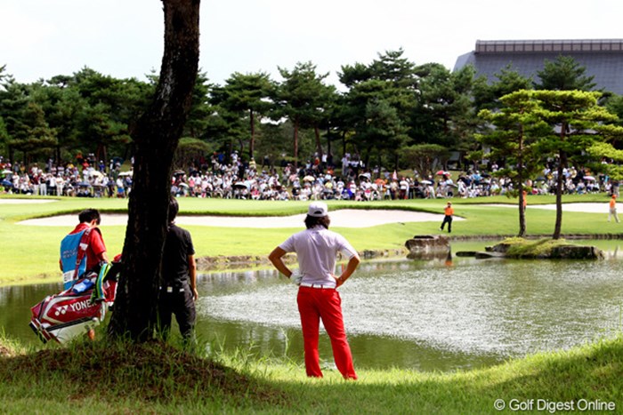 9番セカンドショットを池にいれてしまいグリーン方向を見つめる 2012年 TOSHIN GOLF TOURNAMENT IN 涼仙 最終日 石川遼