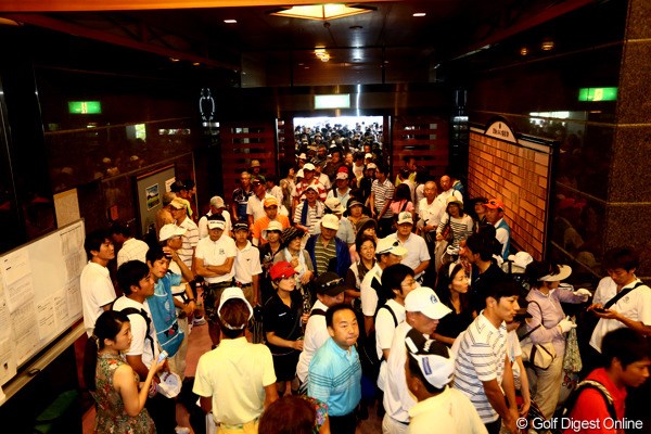 2012年 TOSHIN GOLF TOURNAMENT IN 涼仙 最終日 クラブハウス 雷雨でクラブハウス内がギャラリーでご覧の状態