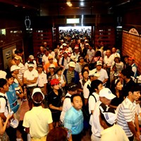 雷雨でクラブハウス内がギャラリーでご覧の状態 2012年 TOSHIN GOLF TOURNAMENT IN 涼仙 最終日 クラブハウス