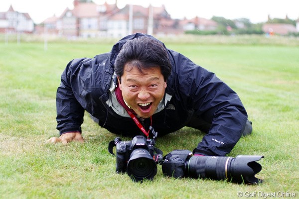 今週はリコー（PENTAX）のカメラを使って撮影に挑む田辺安啓（JJ）カメラマン。やる気がみなぎって、吠えています！