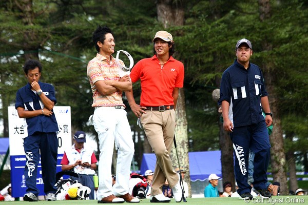 2012年 ANAオープンゴルフトーナメント 2日目 石川遼＆今田竜二 2日間一緒のラウンドを終え笑顔で会話する2人