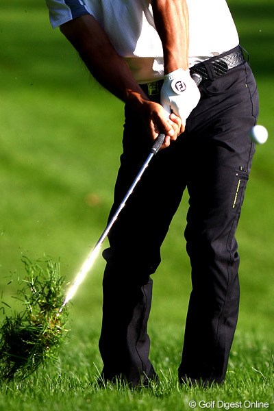 2012年 ANAオープンゴルフトーナメント 2日目 伊澤利光 こんなにヘッドに絡みつく芝、いや～難しそうです