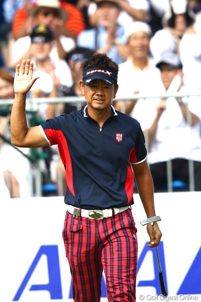 2012年 ANAオープンゴルフトーナメント 3日目 藤田寛之 最終18番でガッツポーズ！藤田寛之が今季3勝目へ向け絶好の位置に浮上。