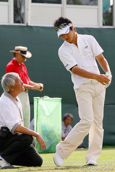 石川遼 マイク小西氏から指導を受ける石川遼。リフレッシュよりもゴルフ、ゴルフ！