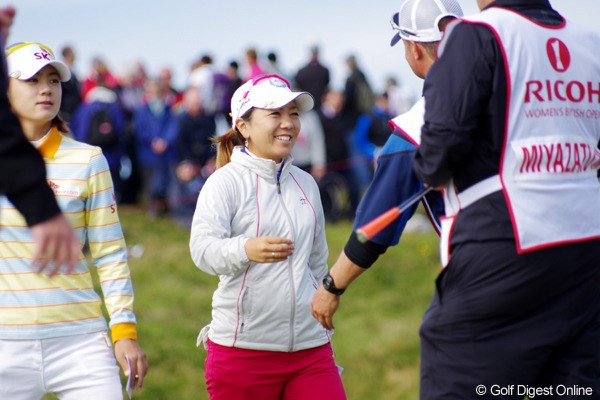 好ラウンドの後は満面の笑顔。明日、優勝カップの横でこの笑顔を見たいものです