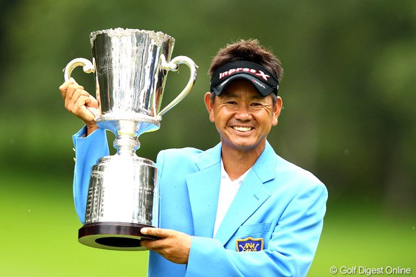 2012年 ANAオープンゴルフトーナメント 最終日 藤田寛之 逆転で今季3勝目を手にした藤田寛之。賞金ランクトップの座も奪還！