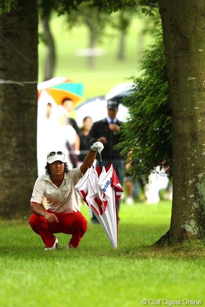 2012年 ANAオープンゴルフトーナメント 最終日 石川遼 1番でいきなり右の林に打ち込み、ボールの抜けるところの確認