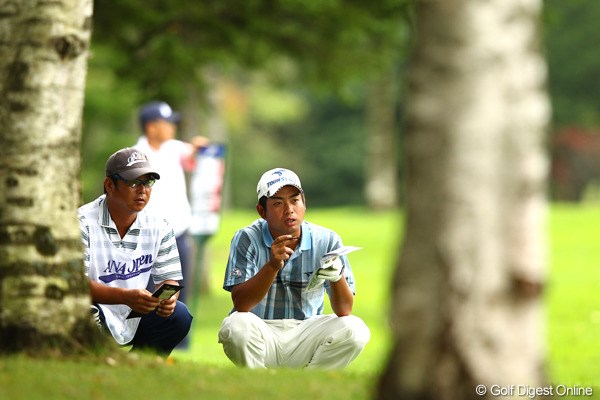 2012年 ANAオープンゴルフトーナメント 最終日 池田勇太 17番、座り込んでコース確認