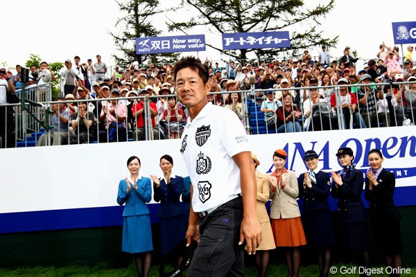 2012年 ANAオープンゴルフトーナメント 最終日 藤田寛之 笑顔で歓声に応える藤田寛之。通算14勝目は思い出の札幌GC輪厚Cで挙げた。
