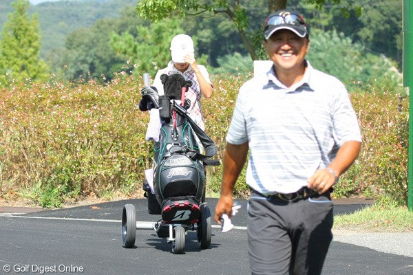 2012年 アジアパシフィックオープンゴルフチャンピオンシップ パナソニックオープン 事前情報 倉本昌弘 後ろでカートを操作しているのが奥様のマージーさん。今週は夫婦タッグで試合に挑む
