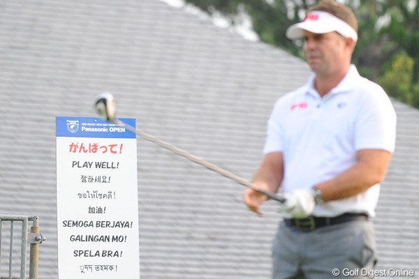 2012年 アジアパシフィックオープンゴルフチャンピオンシップ パナソニックオープン 初日 看板 さすがにワールド・ワイドな試合ですなァ。看板の表記が日本語、英語、韓国語、中国語…。あとは何語かさえもわかりませんでしたが、9ヶ国語であることは間違いないス。