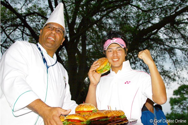 石川遼 見事に米ツアー初の予選突破を決めた石川遼。山盛りのハンバーガーに出迎えられた