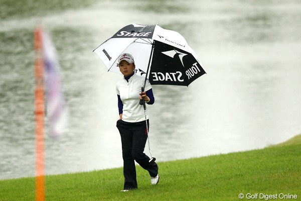 2012年 ミヤギテレビ杯ダンロップ女子オープンゴルフトーナメント 初日 有村智恵 水溜り？そんなには降ってません池です