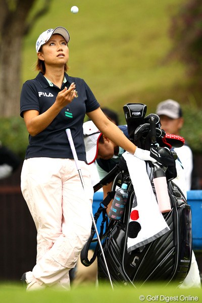 2012年 ミヤギテレビ杯ダンロップ女子オープンゴルフトーナメント 初日 原江里菜  「このぐらいの雨関係ないね」とでも言いたそう