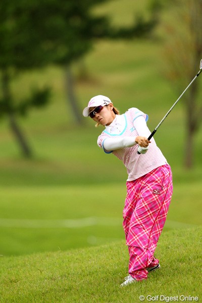 2012年 ミヤギテレビ杯ダンロップ女子オープンゴルフトーナメント 初日 飯島茜 つま先下がりの傾斜からのセカンドショット、3アンダー5位タイ