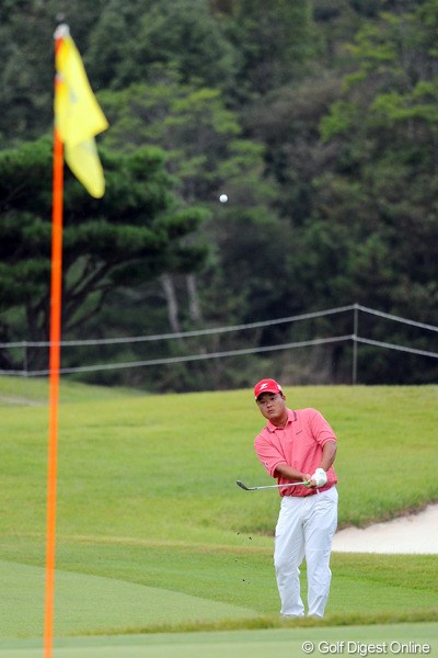 2012年 アジアパシフィックオープンゴルフチャンピオンシップ パナソニックオープン 2日目 小田孔明 夕暮れ迫る中ラウンドを終えた小田孔明が2位タイをキープ