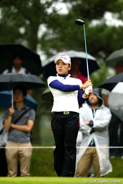 2012年 ミヤギテレビ杯ダンロップ女子オープンゴルフトーナメント 初日 有村智恵 ティショットの精度に難あり。球筋を定めきれず、9位発進も笑顔は無かった有村智恵