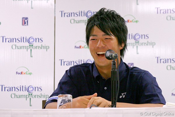 笑顔で英語のスピーチを行う石川遼。プレー以外でも海外メディアを沸かせていた