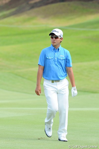 2012年 アジアパシフィックオープンゴルフチャンピオンシップ パナソニックオープン 3日目 川村昌弘 特徴のあるグラスにボタンダウン。いつも韓流っぽいファションで決めております。素顔はあどけない若者であります。5つ伸ばして3位タイ！