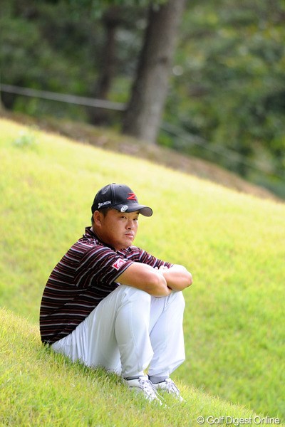 2012年 アジアパシフィックオープンゴルフチャンピオンシップ パナソニックオープン 3日目 小田孔明 セカンドショットをラフに打ち込み、グリーンが空くのを待つ間、お行儀よく体育座りをしているコーメー選手でありました…。3位T