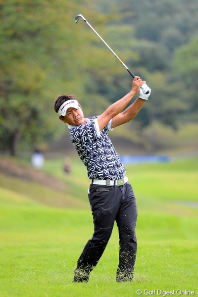 2012年 アジアパシフィックオープンゴルフチャンピオンシップ パナソニックオープン 3日目 藤田寛之 今日はショットがブレてたなァ…。昨日までとうって変わって、けっこうラフからセカンドを打ってました。それでもアンダーをマーク知るのはスゴイけど…。6位T