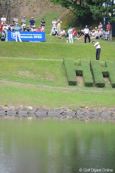 2012年 アジアパシフィックオープンゴルフチャンピオンシップ パナソニックオープン 3日目 呉阿順 終盤までに6つ伸ばして、トップに並ぶ12アンダーとなったとたんに、17番ショートで池ポチャ。ティ付近まで戻っての打ち直しで無念のダボ…。8位T