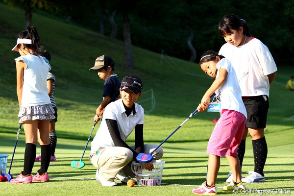 地元子供達との交流会でスナッグゴルフを楽しむ福島で震災にあった岸部桃子プロ