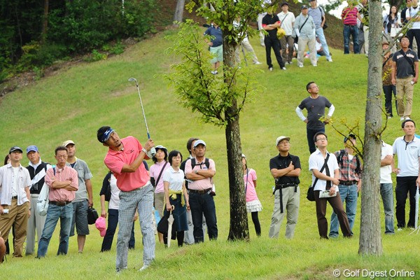 2012年 アジアパシフィックオープンゴルフチャンピオンシップ パナソニックオープン 最終日 小林正則 最終ロングホールのティショットを右に吹かしてレイアップ。ところがこれに失敗してボールは右ラフへ…。一転イヤ～な雰囲気に…。