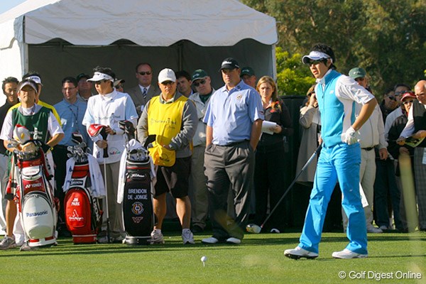 緊張の面持ちで、PGAツアーでの第一打に臨む石川遼