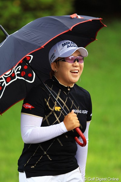 2012年 日本女子オープンゴルフ選手権競技  事前 申智愛 エッ？申ちゃんは台風に備えてもう傘の用意？？？