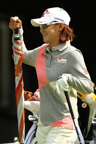 2012年 日本女子オープンゴルフ選手権競技  事前 チェ・ナヨン まさか・・・ナヨンちゃんも傘差す練習？？？