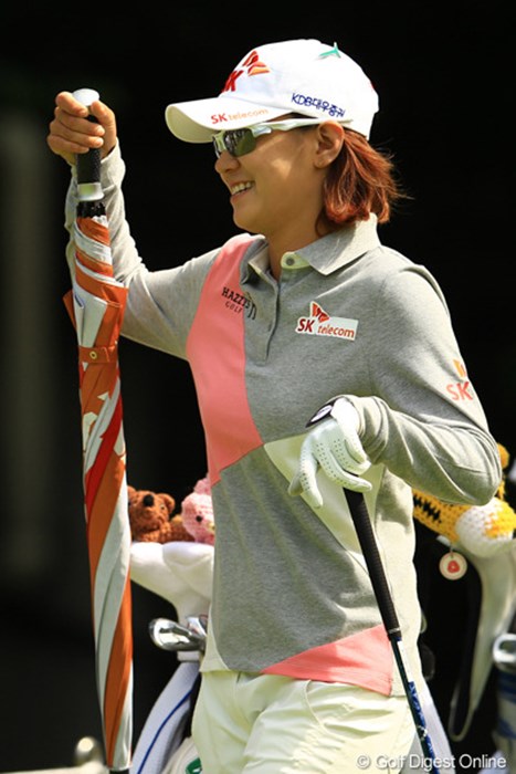 まさか・・・ナヨンちゃんも傘差す練習？？？ 2012年 日本女子オープンゴルフ選手権競技  事前 チェ・ナヨン