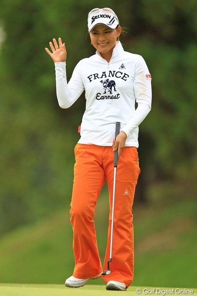 2012年 日本女子オープンゴルフ選手権競技 初日 横峯さくら こんなにカワイイさくらちゃんの笑顔が超久しぶりに撮れたので、迷わずアップです。しかし残念ながら成績は、7オーバー70位タイと大きく出遅れました。
