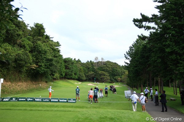 2012年 日本女子オープンゴルフ選手権競技 初日 11番パー3 トンネルを出ると、別世界のように静まり返った11番と12番が