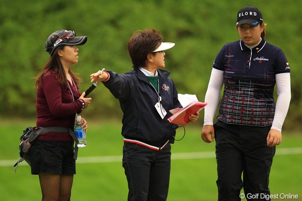 2012年 日本女子オープンゴルフ選手権競技 2日目 フォン・シャンシャン いきなりロープの外から、女性が走って飛び込んで来たのでビックリしました。シャンシャンの通訳の方だったんですね。