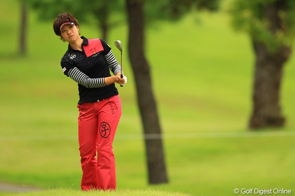 2012年 日本女子オープンゴルフ選手権競技 2日目 森田理香子 グリーン上でボールが動いてペナルティを取られる不運もありましたが、何とか踏ん張ってトップと4打差6位タイです。