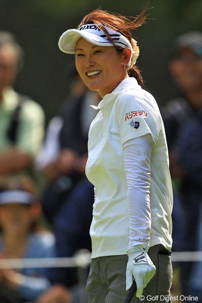 2012年 日本女子オープンゴルフ選手権競技 2日目 北田瑠依 ティショットが大きく右に曲がった・・・と思ったら木に当たってフェアウェイど真ん中！苦笑いまで美しい北田さんです。