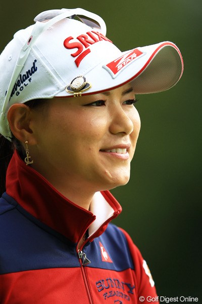 2012年 日本女子オープンゴルフ選手権競技  3日目 横峯さくら ようやくショットが復調したようです。今日も柔らかな表情でラウンドしていました。