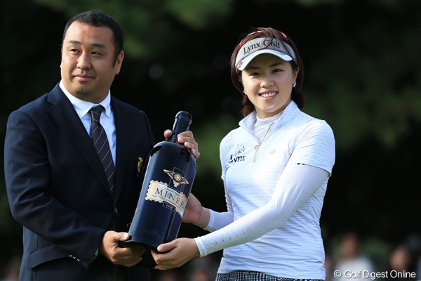 2012年 日本女子オープンゴルフ選手権競技 最終日 ナ・ダエ 2ndラウンドでホールインワンを達成したダエちゃんに、今日のスタート前に横浜CCから記念品の贈呈がありました。それにしても6リットルのワインはデカいッス。