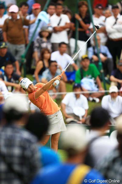2012年 日本女子オープンゴルフ選手権競技 最終日 宮里美香 13番ティショット。エッ？OB？と思ったら、電線に当たって打ち直しでした。