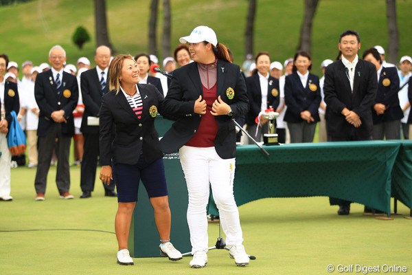 2012年 日本女子オープンゴルフ選手権競技 最終日 フォン・シャンシャン チャンピオンブレザーの進呈は、ディフェンディングチャンピオンの馬場ちゃんです。