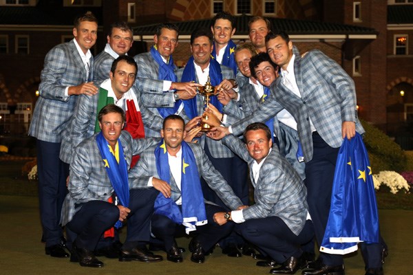 2012年 ライダーカップ 最終日 欧州選抜 大逆転で連覇を果たした欧州代表メンバー12名とホセマリア・オラサバルキャプテン（Ross Kinnaird/Getty Images）