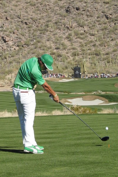 「週刊ゴルフダイジェスト」(2012年10月16日号）  リッキー・ファウラー R・ファウラーのインパクト。鋭く振っても右足かかとはほとんど浮かない。
