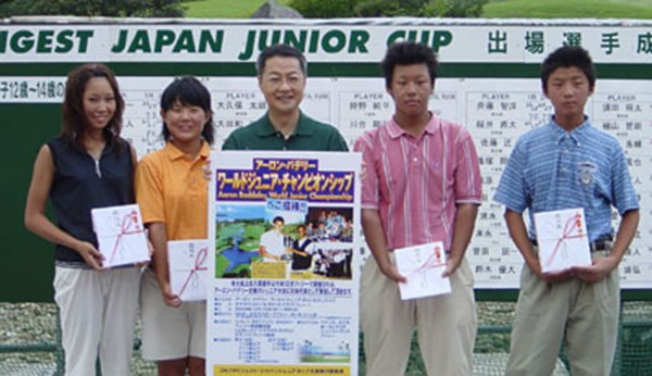 優勝した4名。左から金田久美子、岡宮路子、木下裕太、伊藤涼太。中央はトゥルーンゴルフの瀧田氏。