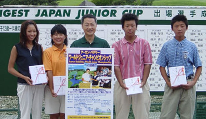 優勝した4名。左から金田久美子、岡宮路子、木下裕太、伊藤涼太。中央はトゥルーンゴルフの瀧田氏。 GDジュニア速報‥15-17歳男子は4ホールのプレーオフで決着！