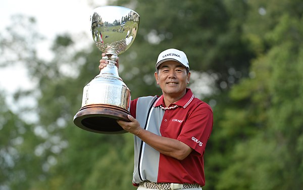 リードを守りきり、今大会3度目のタイトルを獲得した室田淳 ※画像提供：日本プロゴルフ協会